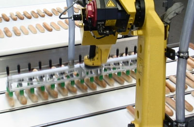 Roboterbasiertes Verpacken von Hot-Dog-Brötchen